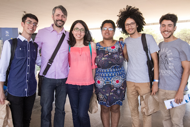 João Lucas Melonio (segundo à dir.) e colegas aproveitam o intervalo do almoço para dialogar com palestrante Dalve Soria (segundo à esq.)