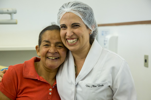 A paciente Maria José dos Santos (esq) com a doutora Aline Úrsula. Foto: Luís Gustavo Prado/Secom UnB.