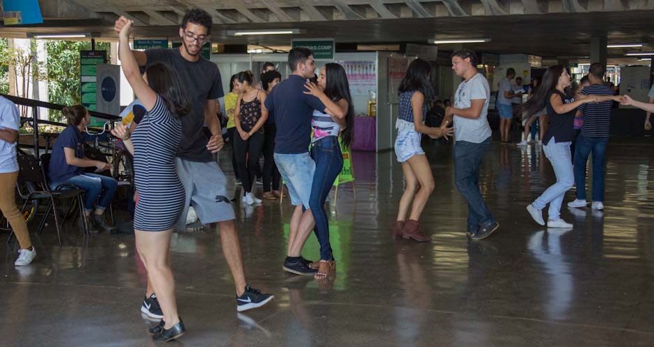 Estudante se movimentam na Dança Sertaneja. Foto: André Gomes/ Secom UnB
