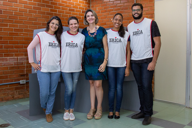 A docente Vivian Gonçalves (ao centro) junto à equipe de nutricionistas. Foto: Audrey Luisa/Secom UnB