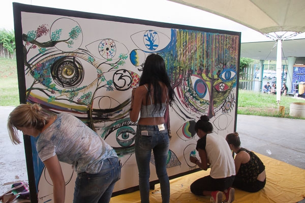 Participação dos calouros no desenho da tela interativa de pintura.