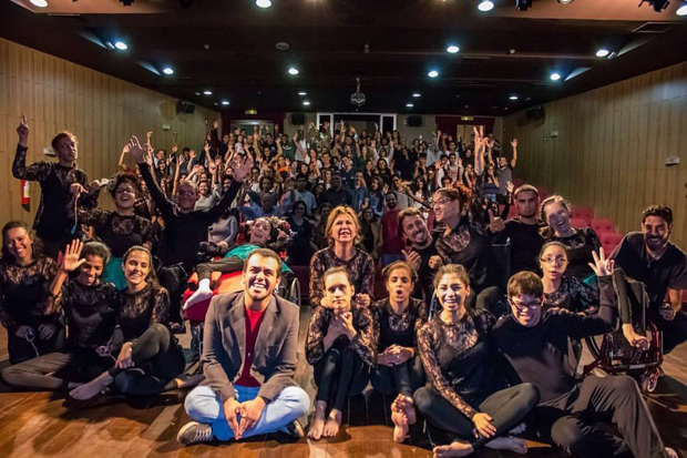 Integrantes e familiares comemoram apresentação junto com a platéia no Teatro Sesc Paulo Autran