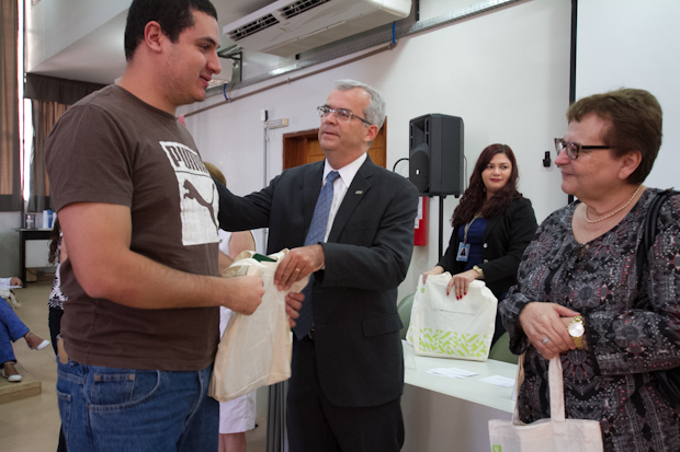 Pedro Póvoa recebe boas-vindas de gestores e professores da Universidade. Foto: Beto Monteiro / Secom UnB