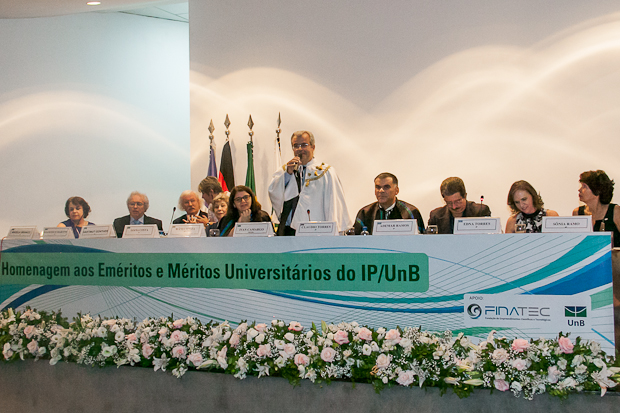 Mesa de homenagem aos eméritos e méritos universitários