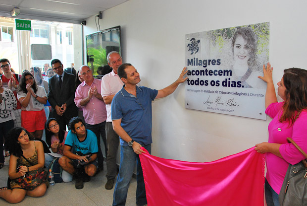 Placa em homenagem à estudante Louise Ribeiro é descerrada pela diretora do Instituto de Ciências Biológicas e o pai da aluna