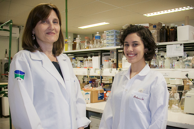 A docente Anamélia Bocca (dir.) e a aluna Helena Ipê Guimarães no Laboratório de Imunologia Aplicada. Foto: Beto Monteiro/Secom UnB