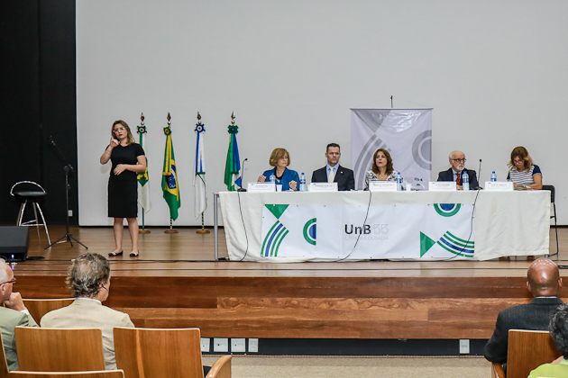 Intérprete de Libras e mesa do evento