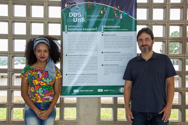 Estudante da UnB e estagiária na DDS, Érica Melo, com o psicólogo da DDS Eduardo Lemgruber.