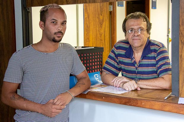 O estudante Henrique da Silva e o servidor Rogério da Costa aprovaram as inovações. Foto: Luis Gustavo Prado/Secom UnB.