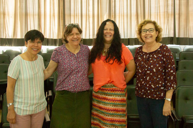 A docente Mercedes Bustamantes (esquerda) ao lado de Susan Trumbore, que também foi recebidas pelas decanas Adalene Moreira e Maria Emília Walter. Foto: André Gomes/Secom UnB.