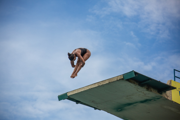 Atleta salta da Plataforma de dez metros no Centro de Excelência da UnB. Foto: Heloíse Corrêa/Secom UnB