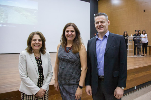 Duilia Melo, a reitora Márcia Abrahão, vice-reitor Enrique Huelva deram as boas-vindas aos calouros no turno noturno