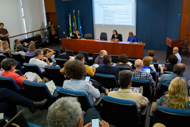 Auditório cheio em reunião do Consuni.