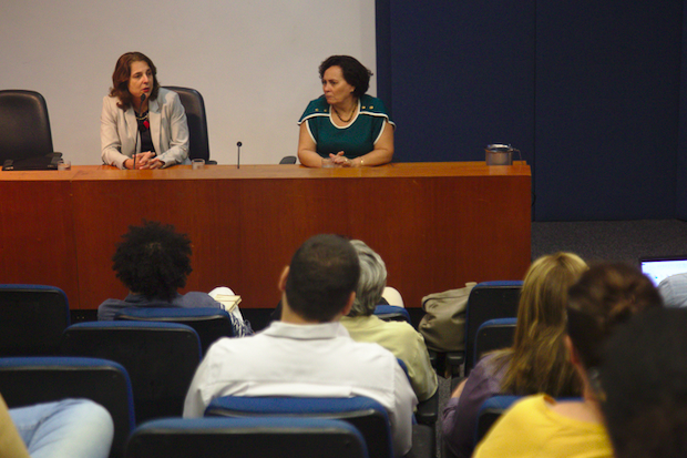 Reitora Márcia Abrahão ouve demandas de servidores do DEX. Foto: Raquel Aviani / Secom UnB.