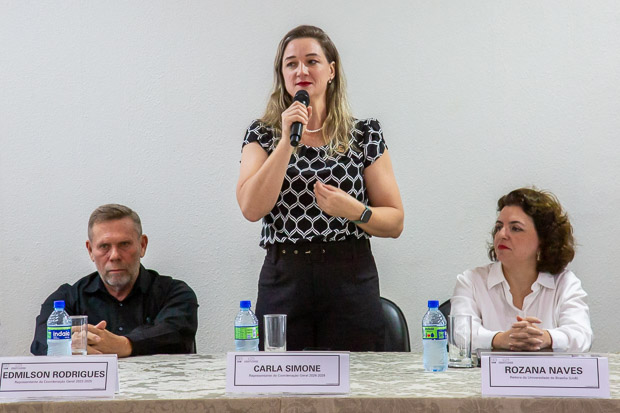 Coordenadora-geral eleita pela chapa Renovação e Luta, Carla Simone Vizzotto falou sobre a participação coletiva como caminho pra fortalecer o sindicato. Foto: Luis Gustavo Prado/Secom UnB